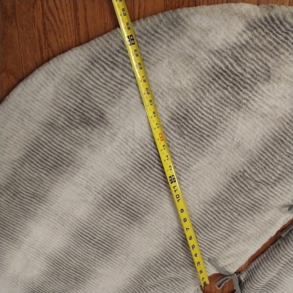 Mumbai Christmas Tree Skirt Platinum Faux Mink Fur Round Gorgeous Skirt 54" - Picture 9 of 11